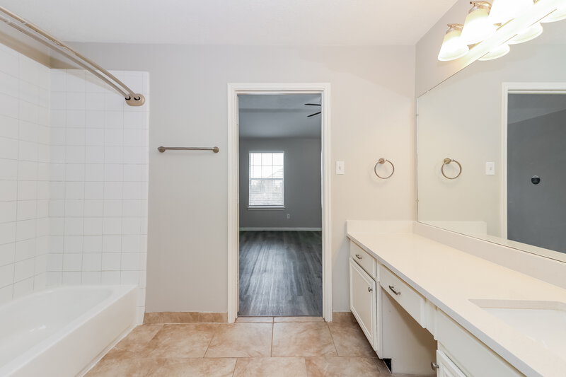 2,700/Mo, 15503 Gallant Ct Houston, TX 77082 Main Bathroom View 2