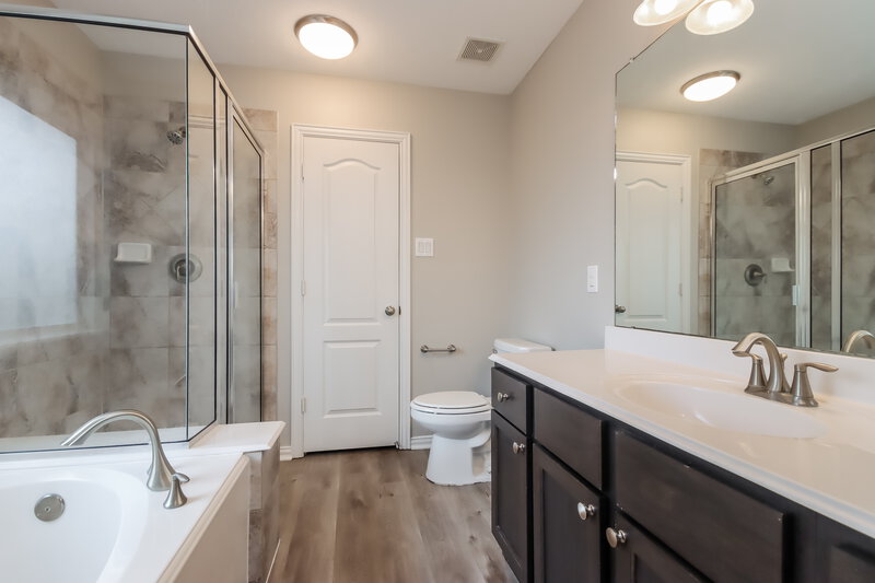2,000/Mo, 16723 Highland Villa Ln Humble, TX 77396 Main Bathroom View