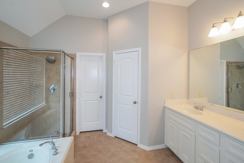 2,510/Mo, 5638 Stoneridge Ct Rosenberg, TX 77471 Main Bathroom View