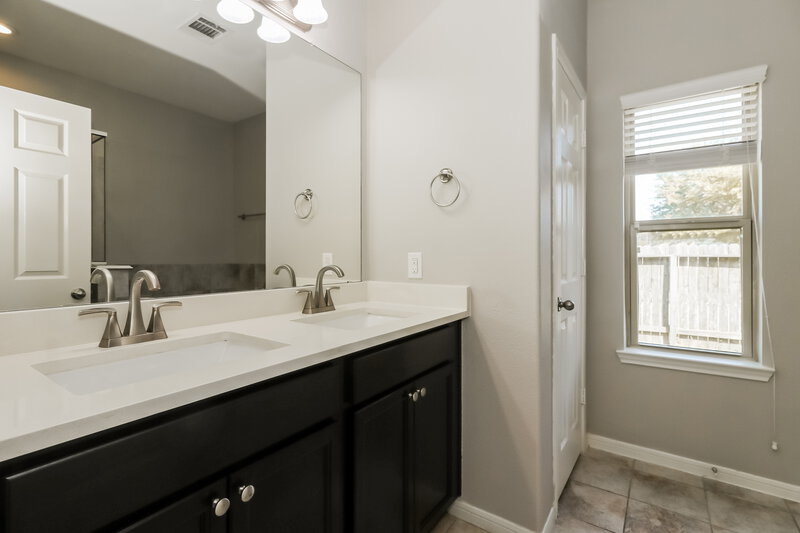 2,295/Mo, 23006 Silver Linden Ct Tomball, TX 77375 Main Bathroom View