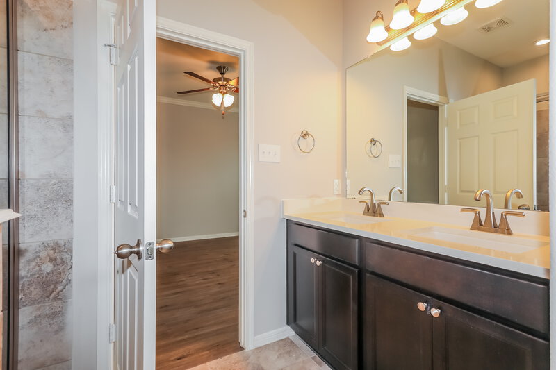 2,425/Mo, 23006 Silver Linden Ct Tomball, TX 77375 Main Bathroom View