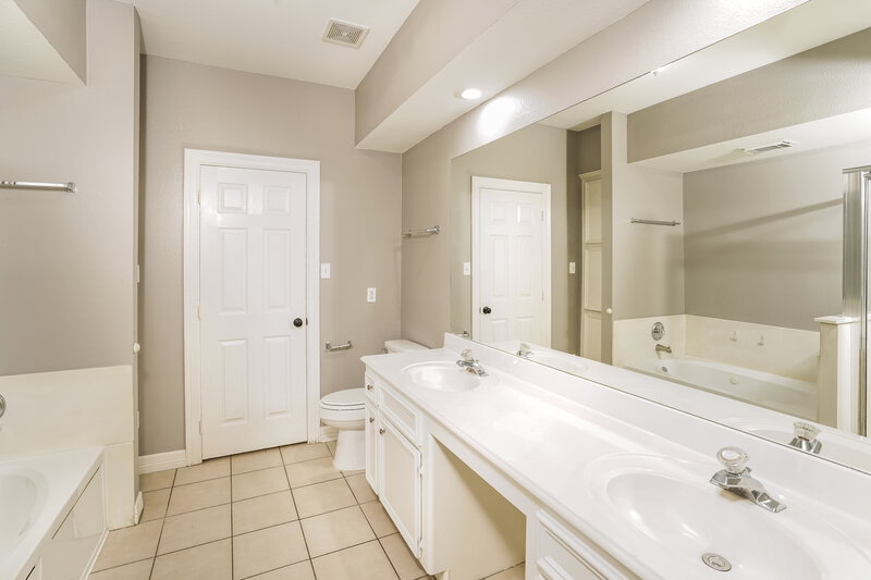 1,945/Mo, 210 Adam Ct Tomball, TX 77375 Main Bathroom View