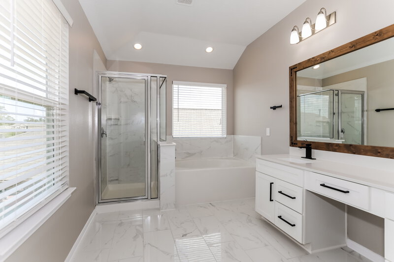3,440/Mo, 1144 Littleton Ct Conroe, TX 77304 Main Bathroom View