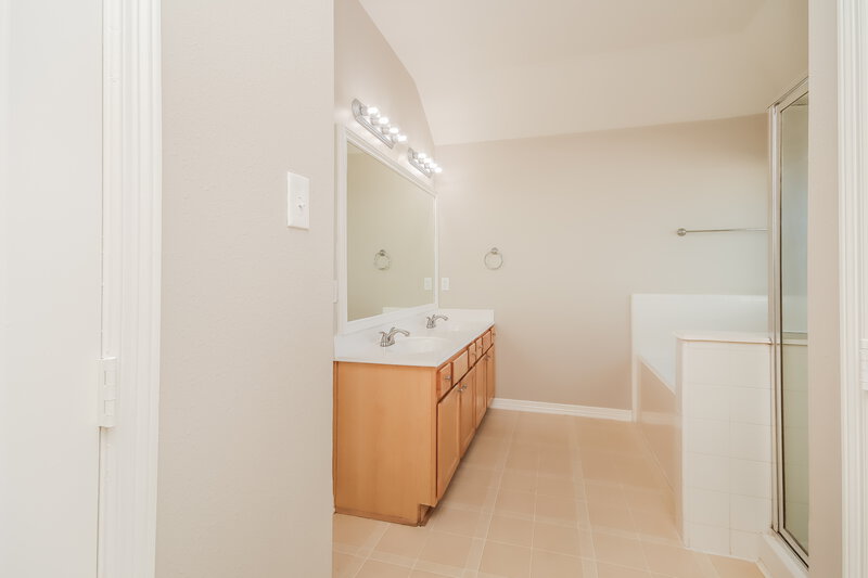2,510/Mo, 2727 Thompson Creek Dr Houston, TX 77067 Main Bathroom View