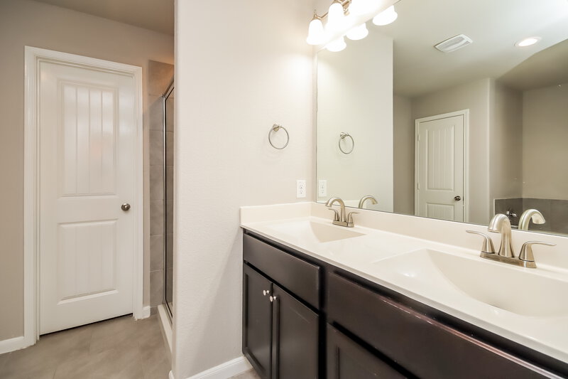 2,435/Mo, 630 Autumn Flats Way Rosharon, TX 77583 Main Bathroom View