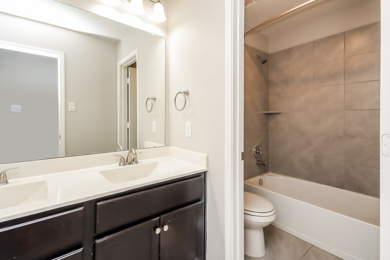 2,435/Mo, 630 Autumn Flats Way Rosharon, TX 77583 Bathroom View
