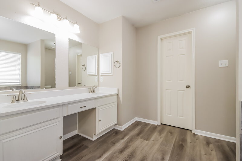 2,590/Mo, 18450 Hollow Oaks Cir Porter, TX 77365 Main Bathroom View