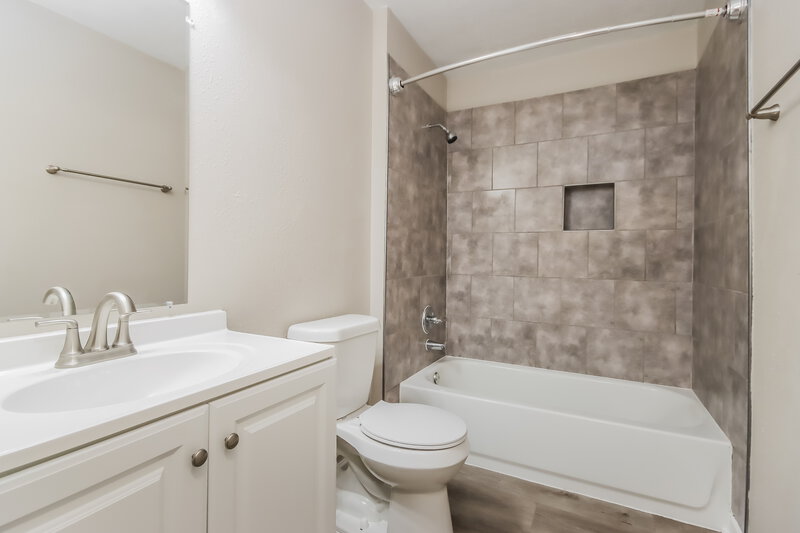 2,590/Mo, 18450 Hollow Oaks Cir Porter, TX 77365 Bathroom View