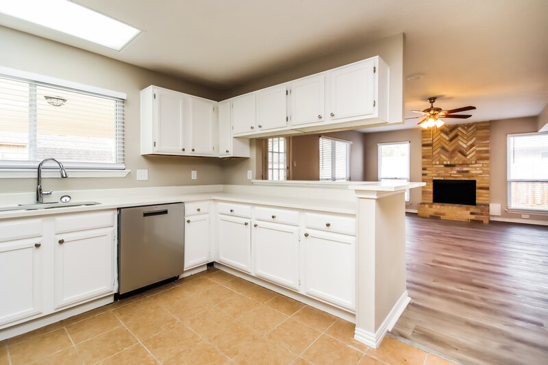 2,265/Mo, 3802 Pecan Cir La Porte, TX 77571 Kitchen View 2