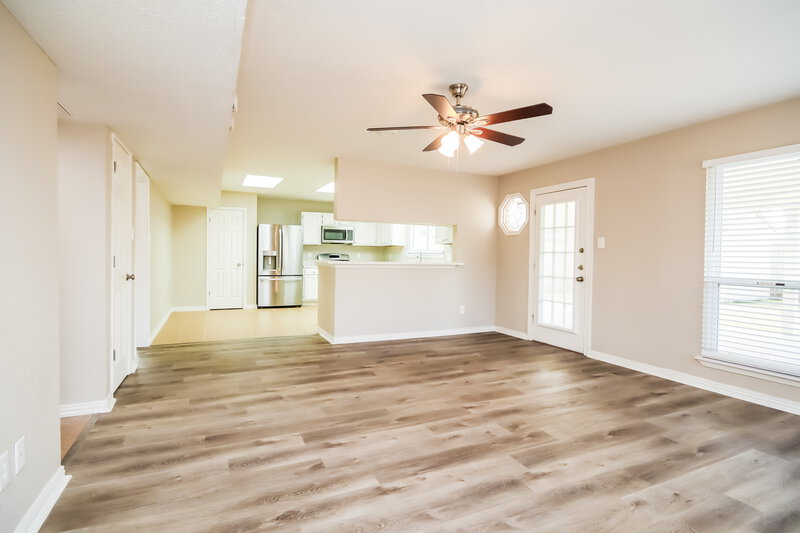 2,265/Mo, 3802 Pecan Cir La Porte, TX 77571 Family Room View 2