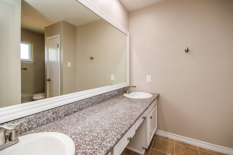 2,265/Mo, 3802 Pecan Cir La Porte, TX 77571 Main Bathroom View