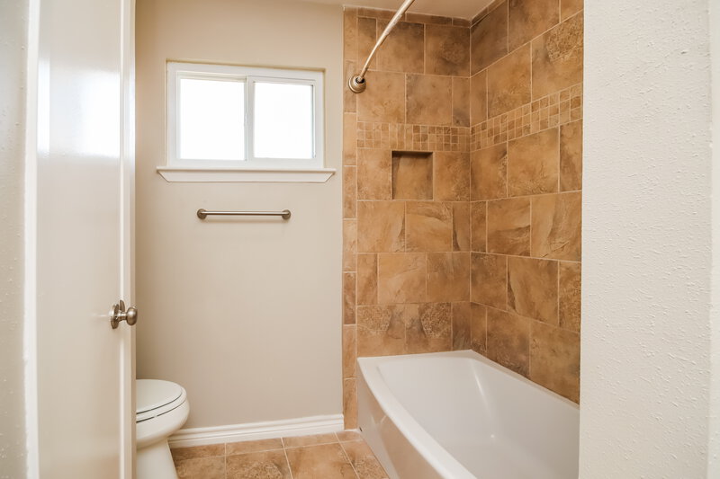 2,265/Mo, 3802 Pecan Cir La Porte, TX 77571 Main Bathroom View 2