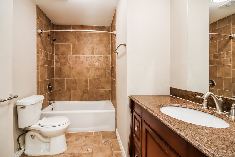 2,265/Mo, 3802 Pecan Cir La Porte, TX 77571 Bathroom View