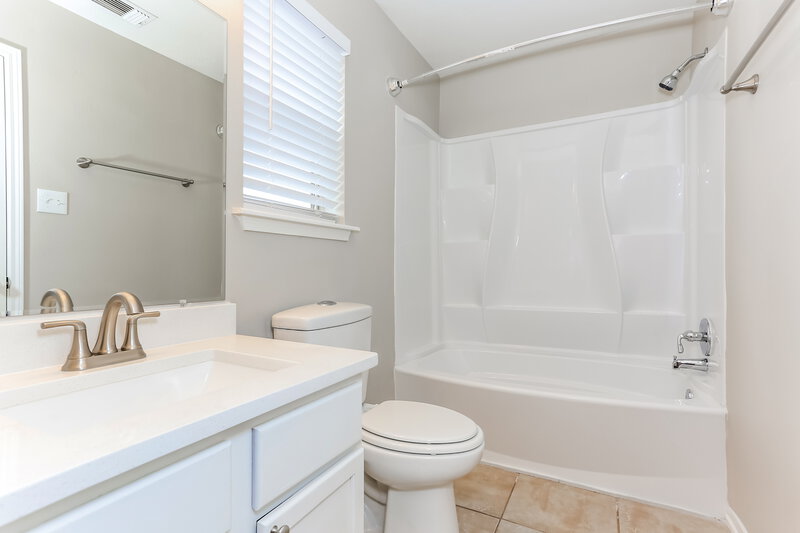 2,100/Mo, 11810 Kewalo Basin Ln Houston, TX 77034 Main Bathroom View