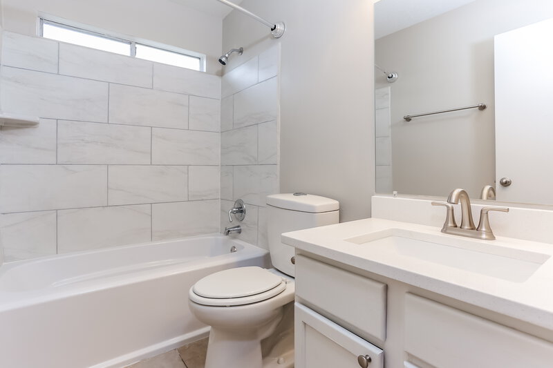 2,100/Mo, 11810 Kewalo Basin Ln Houston, TX 77034 Bathroom View