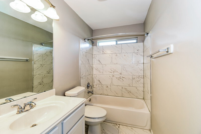 2,485/Mo, 8947 Doak Ln Houston, TX 77075 Main Bathroom View