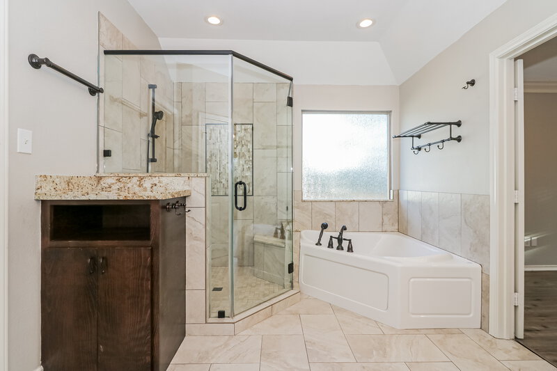 2,705/Mo, 8835 Vista Springs Dr Spring, TX 77379 Main Bathroom View 2
