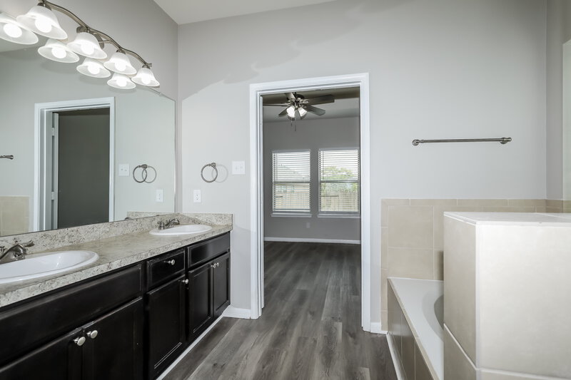 1,660/Mo, 3285 Waukegan Rd Conroe, TX 77306 Main Bathroom View