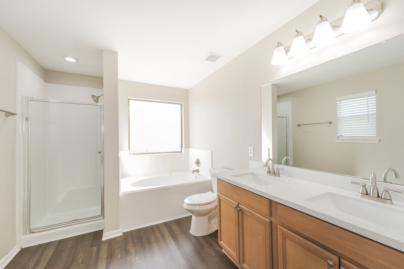 2,080/Mo, 20506 Double Meadows Dr Cypress, TX 77433 Main Bathroom View