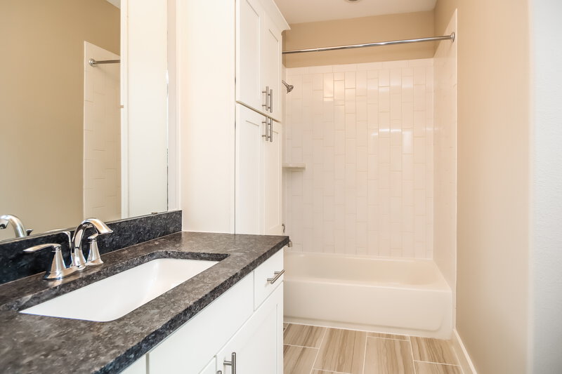 3,345/Mo, 5920 Petty St Unit A Houston, TX 77007 Bathroom View