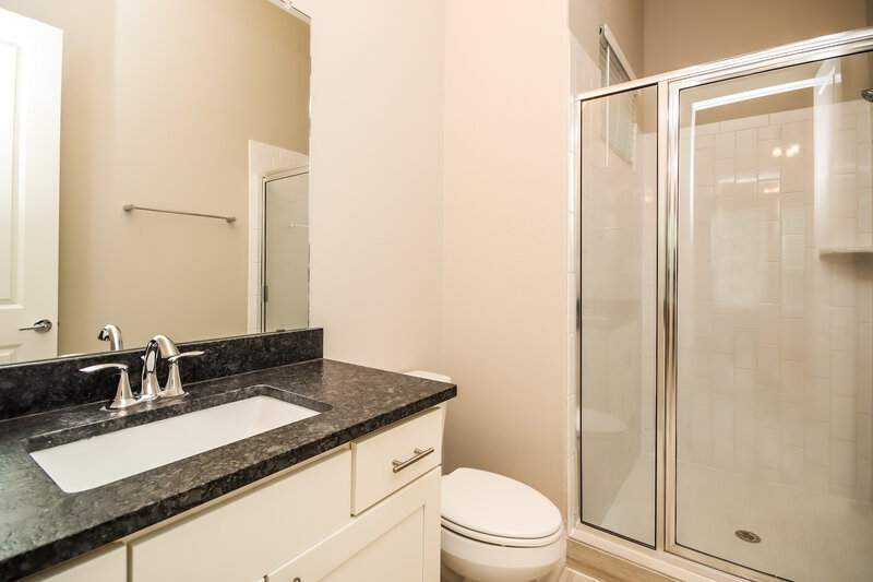 3,345/Mo, 5920 Petty St Unit A Houston, TX 77007 Bathroom View 2