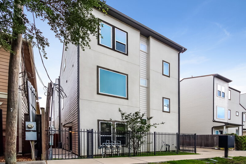 3,345/Mo, 5920 Petty St Unit A Houston, TX 77007 Rear View