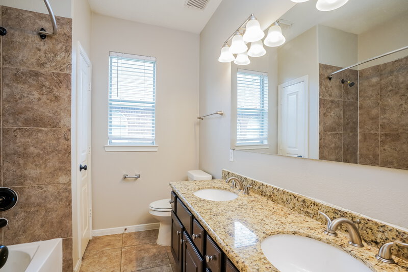 2,605/Mo, 2130 Pelican Landing Ct League City, TX 77573 Bathroom View