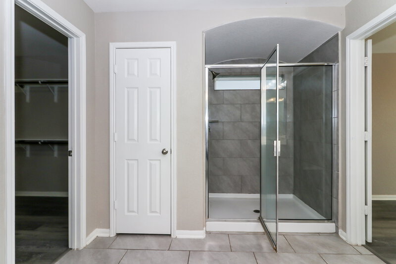 1,820/Mo, 1902 Walnut Green Cir Rosenberg, TX 77471 Main Bathroom View 2