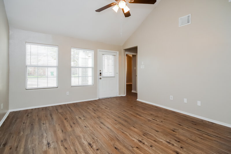 1,825/Mo, 5513 Rio Alamo St Rosharon, TX 77583 Living Room View 2