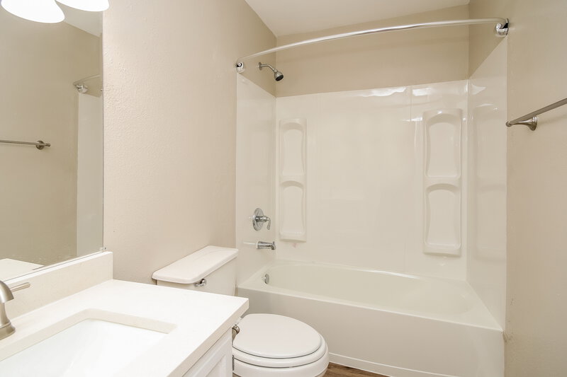 1,825/Mo, 5513 Rio Alamo St Rosharon, TX 77583 Main Bathroom View