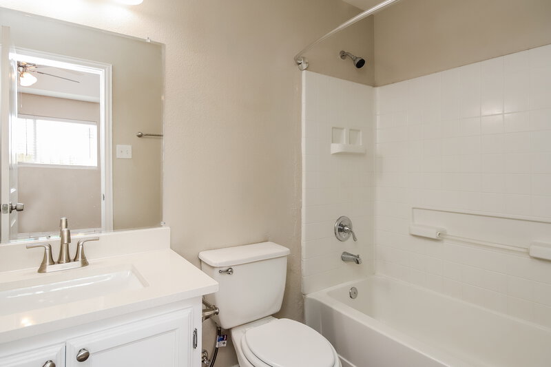 1,825/Mo, 5513 Rio Alamo St Rosharon, TX 77583 Bathroom View