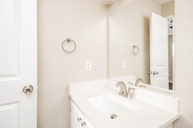 1,825/Mo, 5513 Rio Alamo St Rosharon, TX 77583 Bathroom View 2