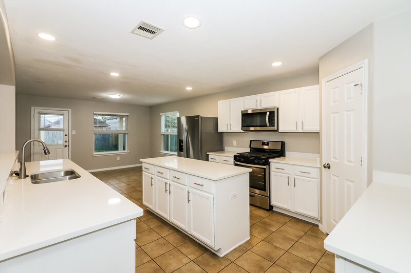 2,445/Mo, 9006 Sweet Blue Jasmine Ln Humble, TX 77338 Kitchen View 3