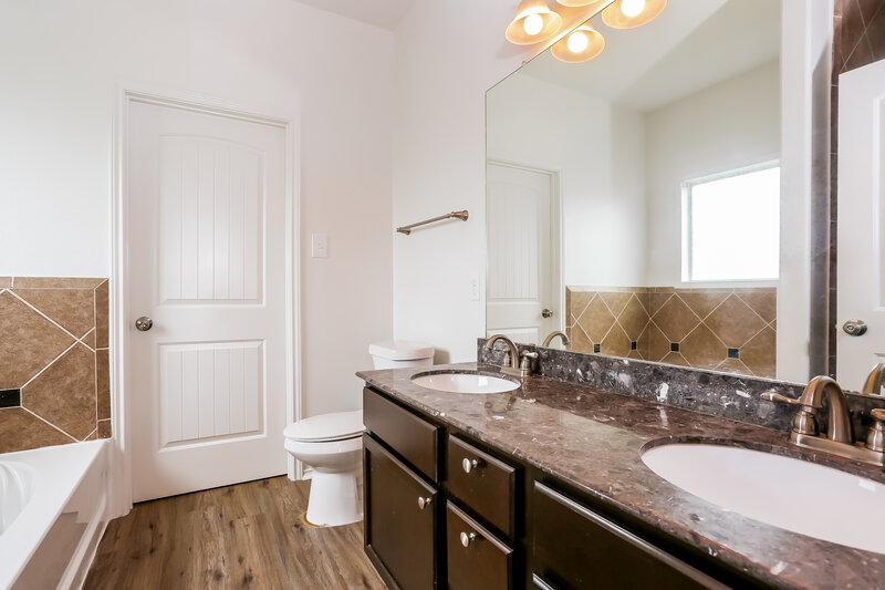 2,385/Mo, 17115 Marlin Spike Way Crosby, TX 77532 Main Bathroom View