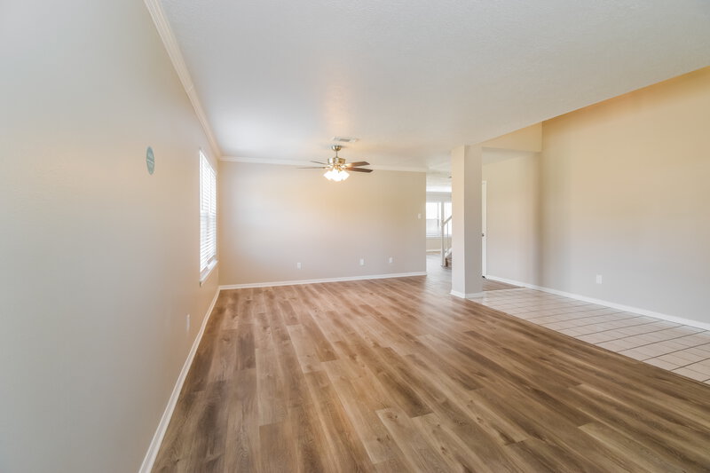 2,720/Mo, 3518 Walden Dr Pearland, TX 77584 Living Room View 2