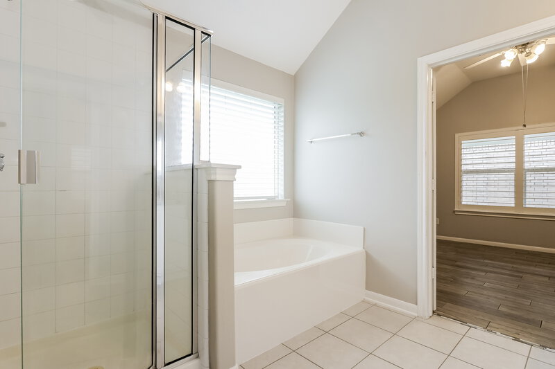 2,290/Mo, 12103 Lakewood Villa Dr Tomball, TX 77377 Main Bathroom View 2