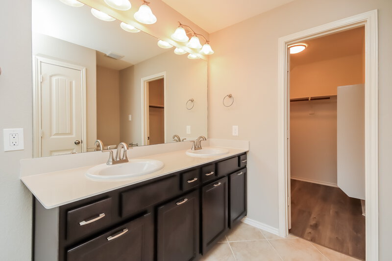1,845/Mo, 1746 Parkside Shores Ln Crosby, TX 77532 Bathroom View 2