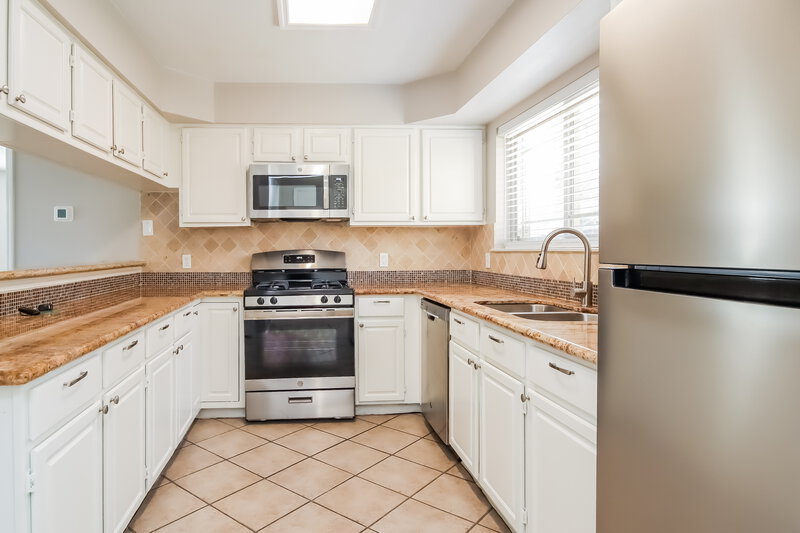 2,640/Mo, 14203 Oak Chase Dr Houston, TX 77062 Kitchen View 2