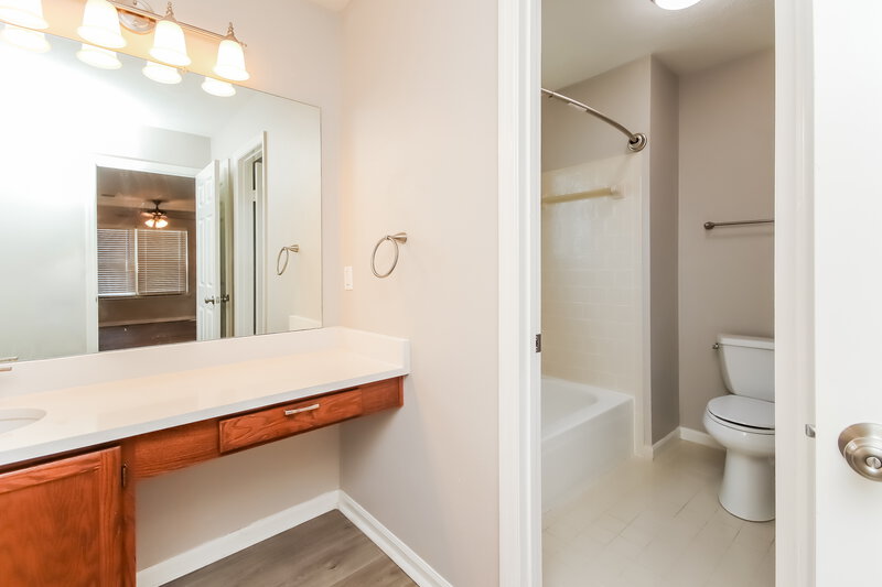 2,640/Mo, 14203 Oak Chase Dr Houston, TX 77062 Main Bathroom View
