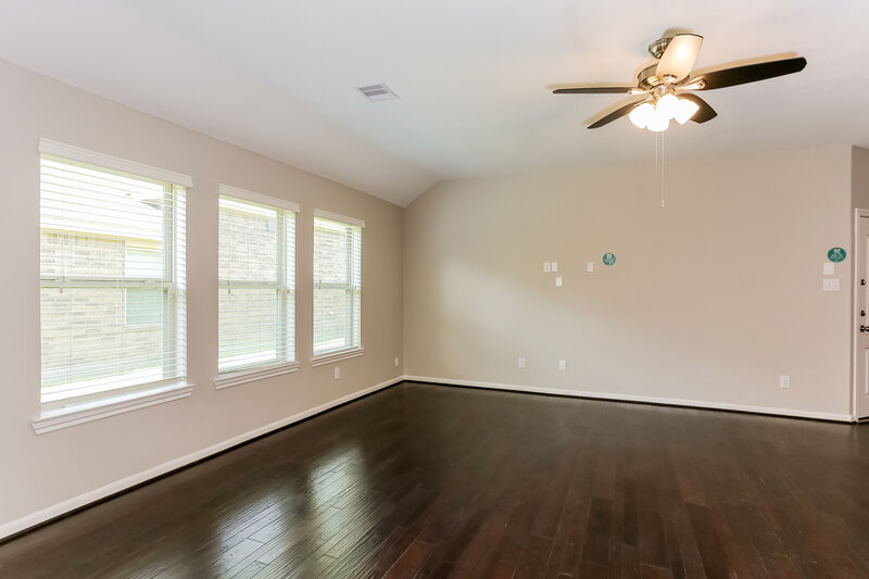 2,305/Mo, 6922 Hunters Way Ln Baytown, TX 77521 Living Room View