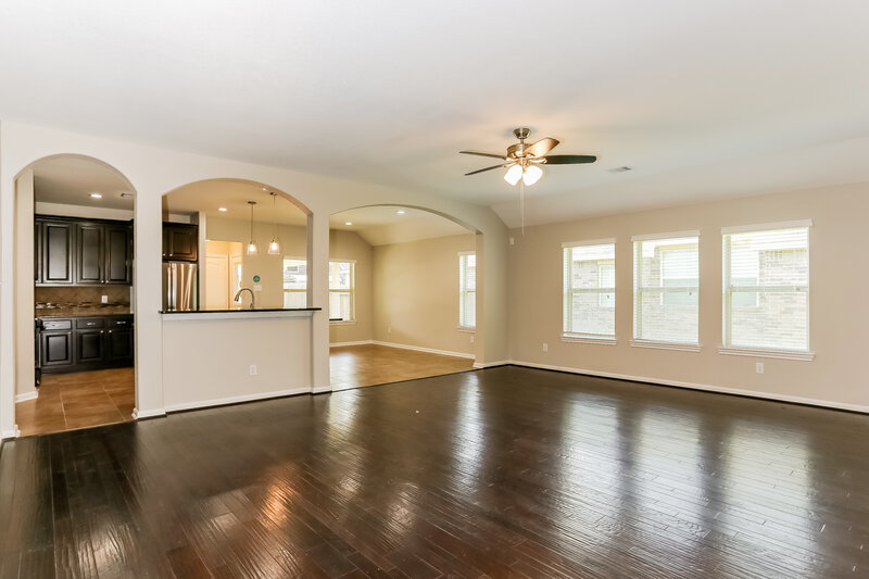 2,305/Mo, 6922 Hunters Way Ln Baytown, TX 77521 Living Room View 2