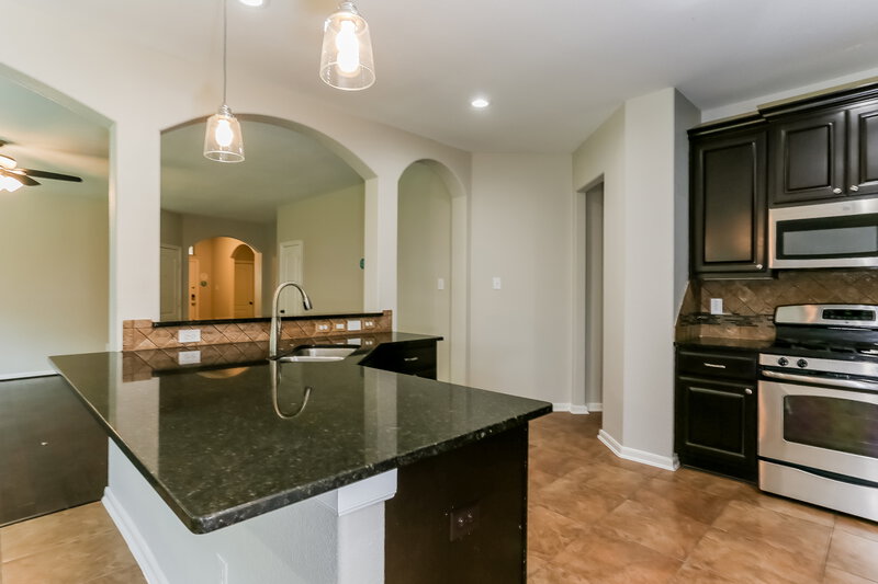 2,305/Mo, 6922 Hunters Way Ln Baytown, TX 77521 Kitchen View 2