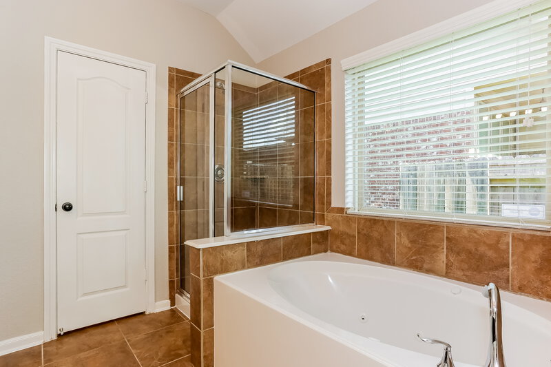 2,305/Mo, 6922 Hunters Way Ln Baytown, TX 77521 Main Bathroom View