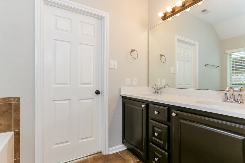 2,305/Mo, 6922 Hunters Way Ln Baytown, TX 77521 Main Bathroom View 2