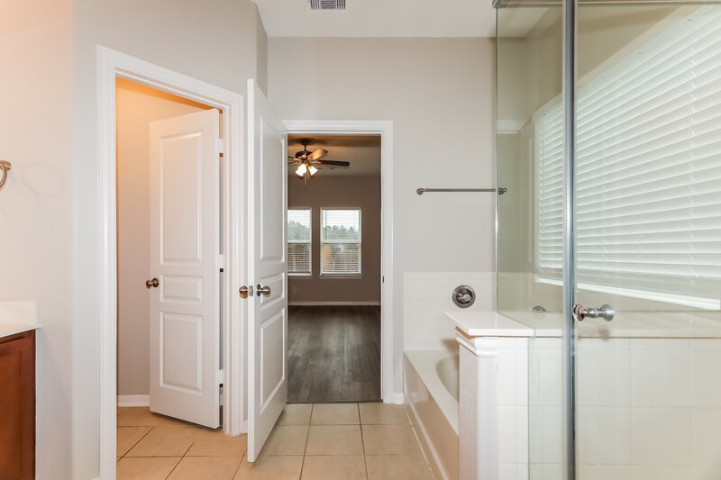 2,120/Mo, 30538 Pleasant Oaks Dr Magnolia, TX 77355 Main Bathroom View
