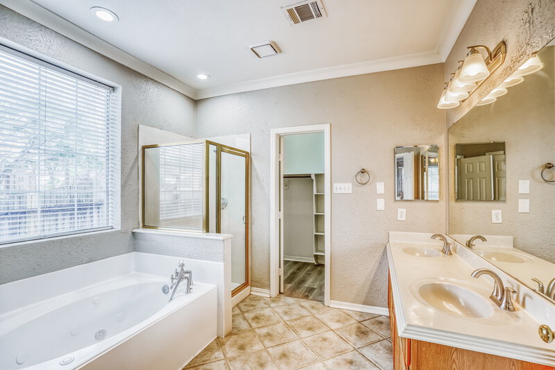 2,235/Mo, 3931 Echo Mountain Dr Kingwood, TX 77345 Main Bathroom View