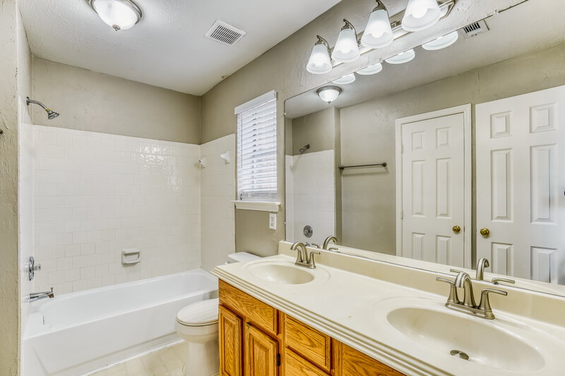 2,235/Mo, 3931 Echo Mountain Dr Kingwood, TX 77345 Main Bathroom View 2