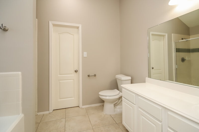3,130/Mo, 2523 Flycatcher Cove Dr League City, TX 77573 Main Bathroom View