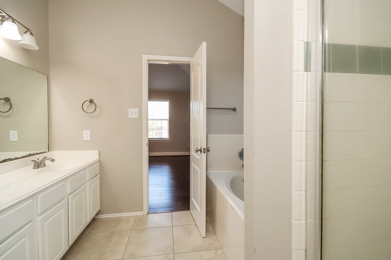 3,130/Mo, 2523 Flycatcher Cove Dr League City, TX 77573 Main Bathroom View 2