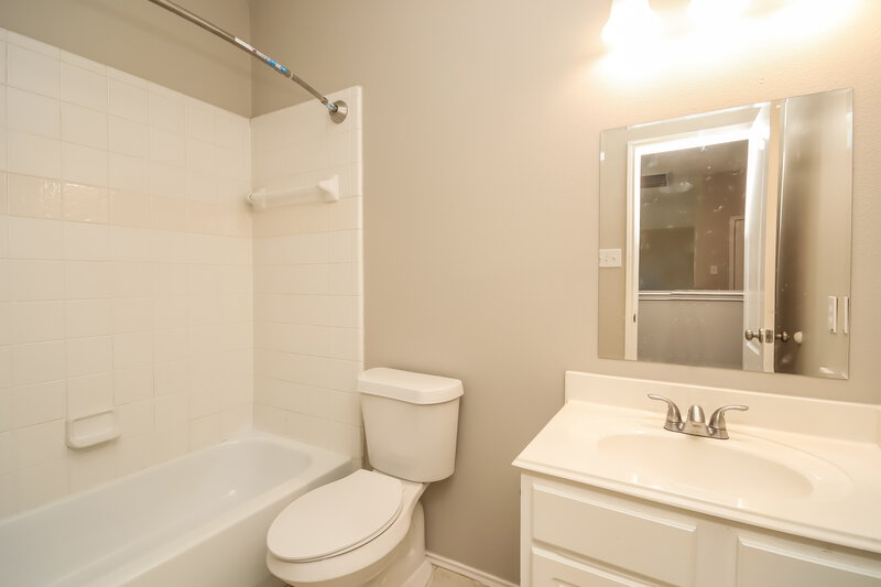 3,130/Mo, 2523 Flycatcher Cove Dr League City, TX 77573 Bathroom View